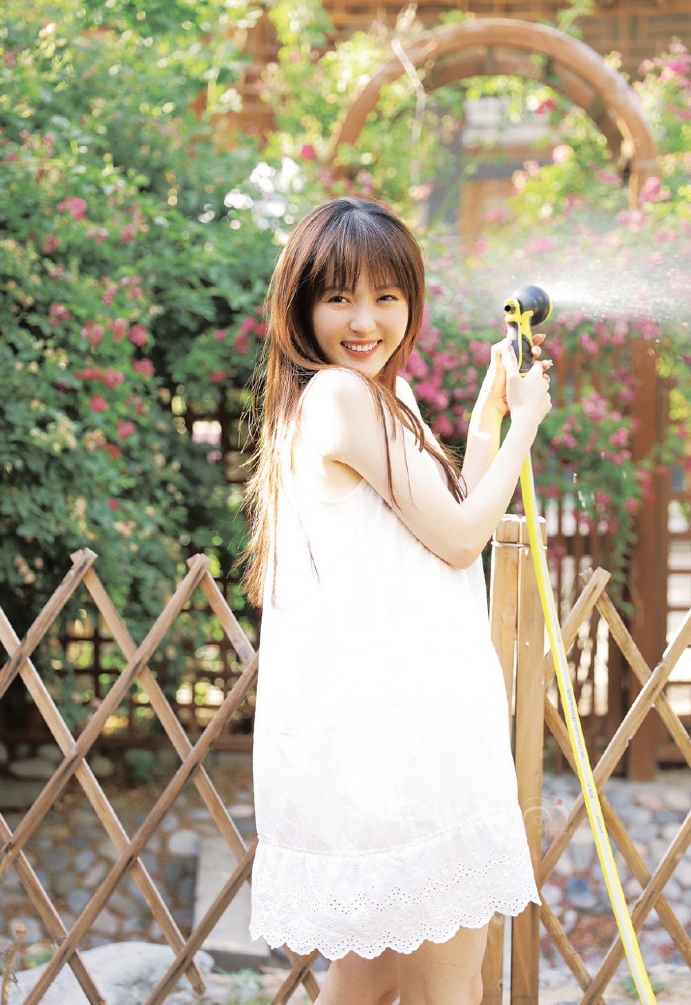 点击大图看下一张:嬉水少女灵动性感户外美女写真