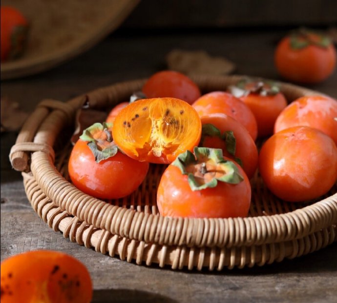 点击大图看下一张：一组琳珑剔透汁甜味浓的柿子