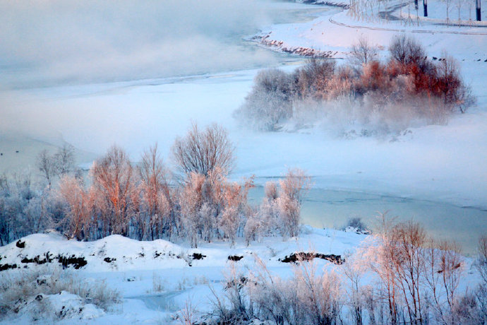 点击大图看下一张：伊犁河冬景，仿佛让人进入了童话世界