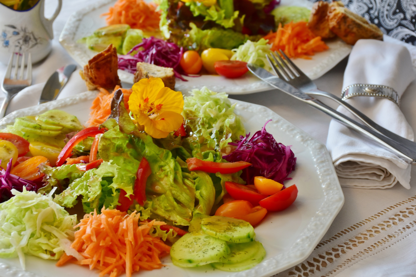 点击大图看下一张：色彩斑斓的蔬菜沙拉图片