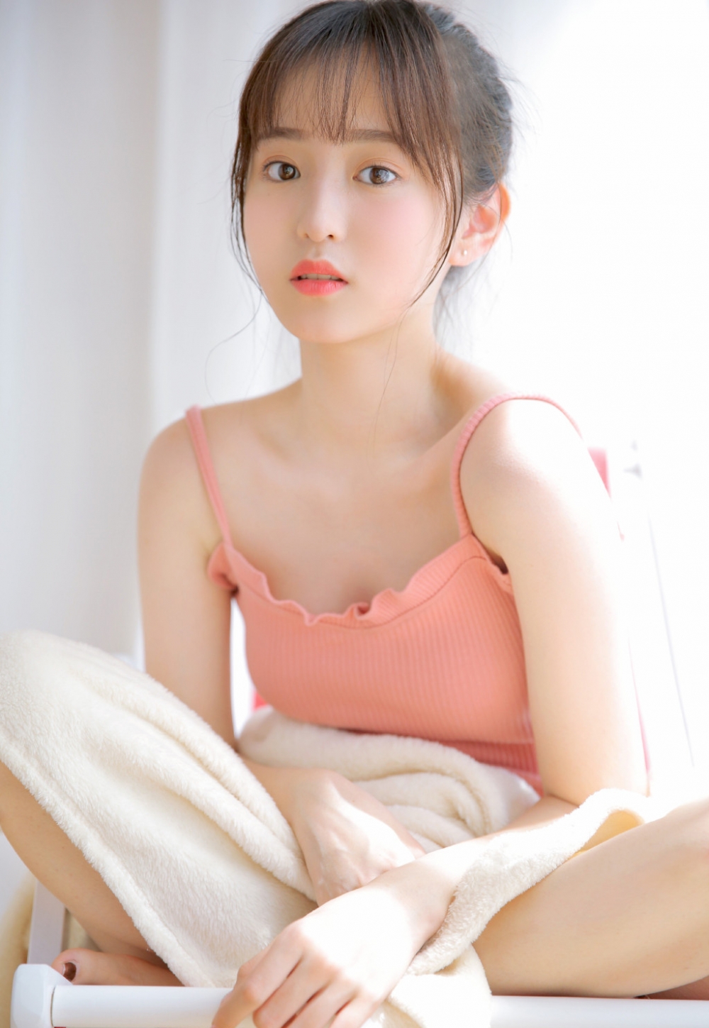 点击大图看下一张：元气美女丸子头白皙甜美写真图片