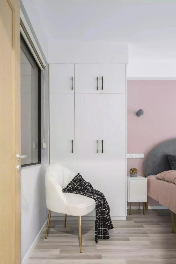 点击大图看下一张：小户型公寓，简单的色彩营造出清新感 ​​​​
