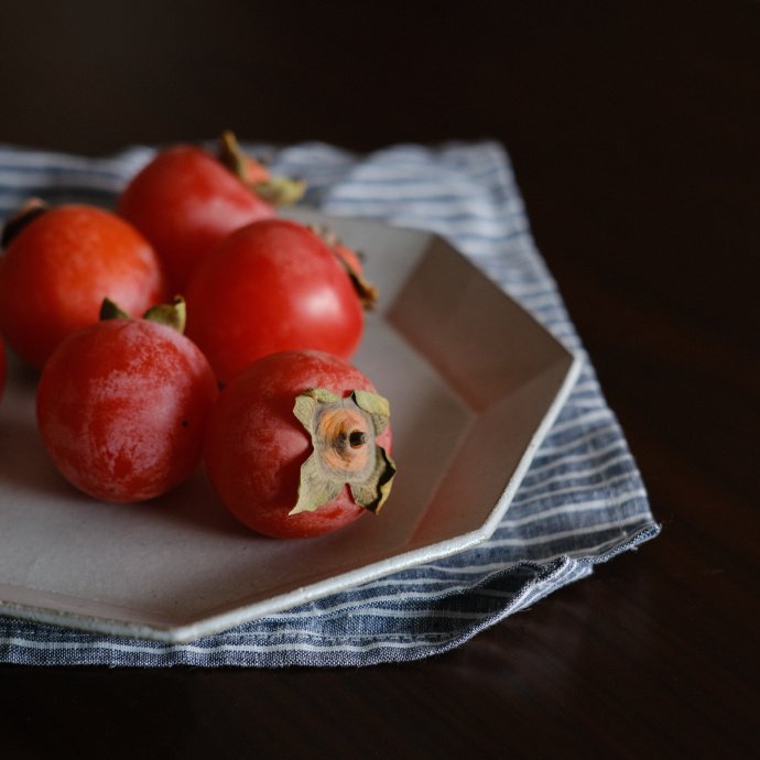 点击大图看下一张：一组红透了的小柿子图片欣赏