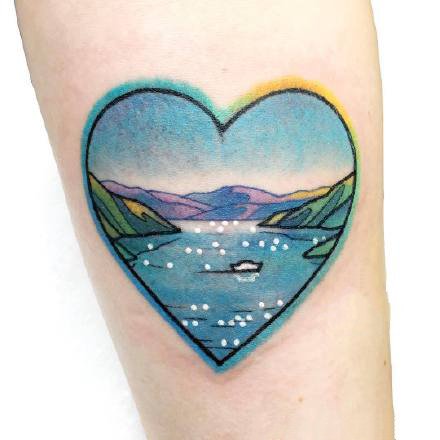 点击大图看下一张：一组手臂上彩色爱心纹身图案