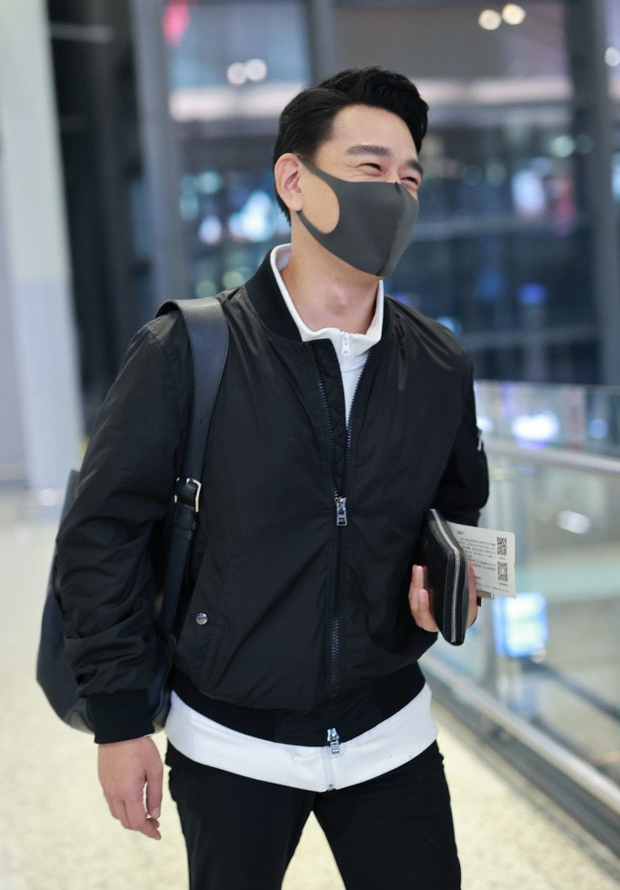 点击大图看下一张：王耀庆黑色套装简约帅气机场照图片