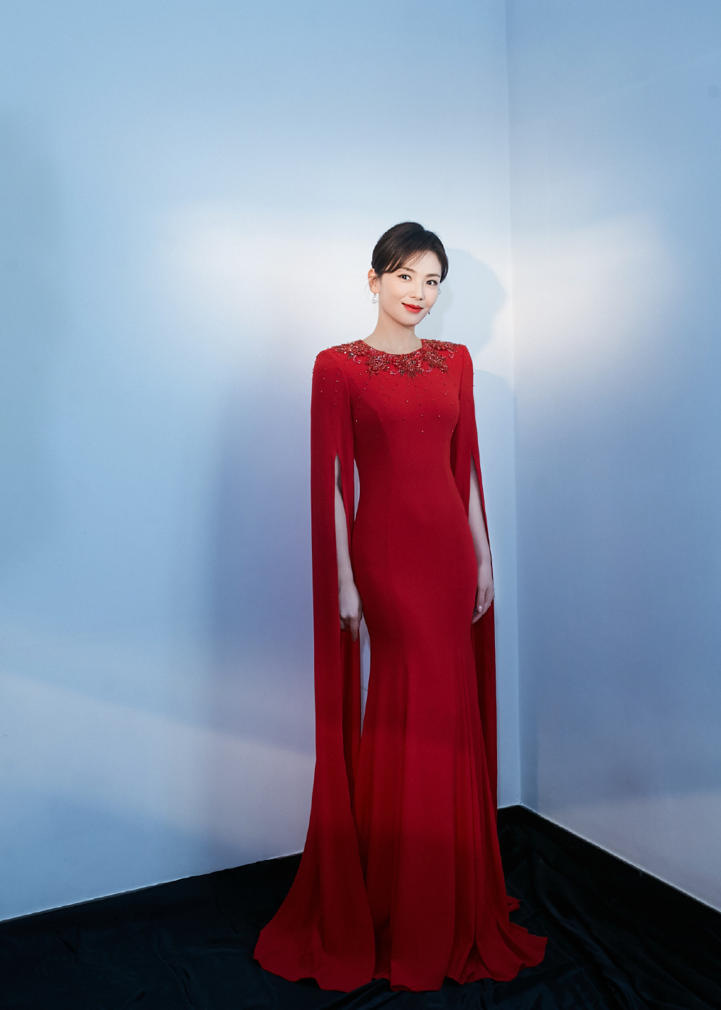 点击大图看下一张：刘涛红色礼服端庄性感写真