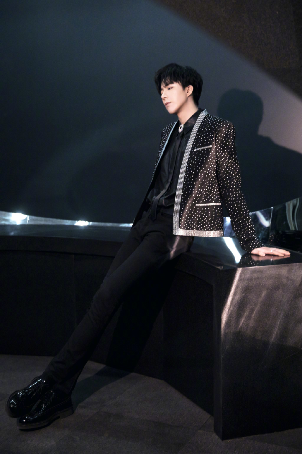 点击大图看下一张：刘宇宁黑色西装简洁优雅写真图片