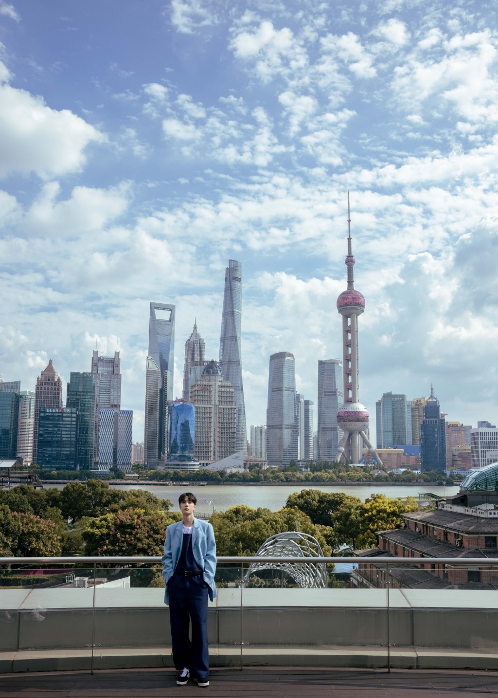 点击大图看下一张：王一博蓝色西装帅气有型写真