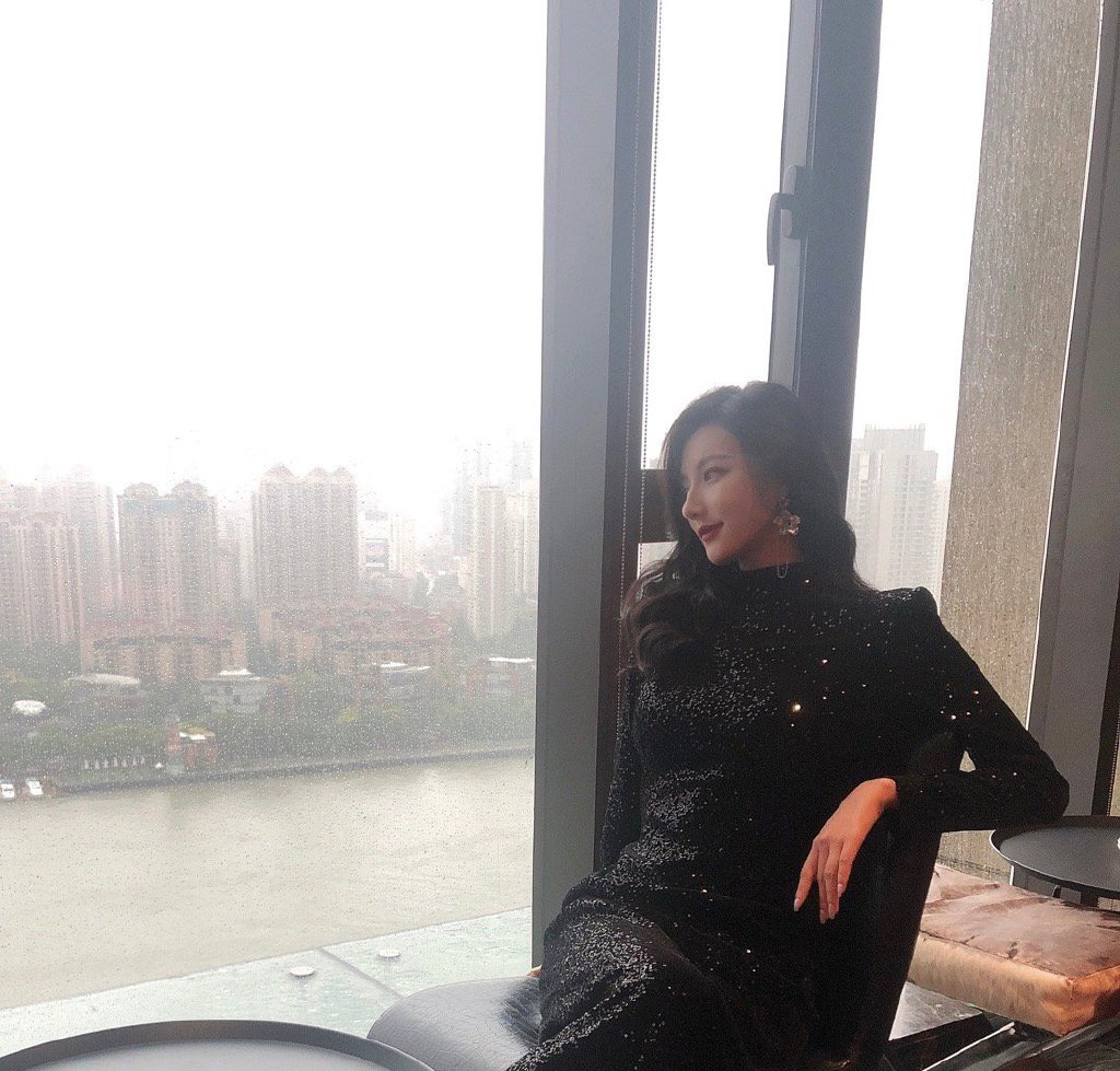 点击大图看下一张：陈米麒黑色连衣裙性感撩人写真