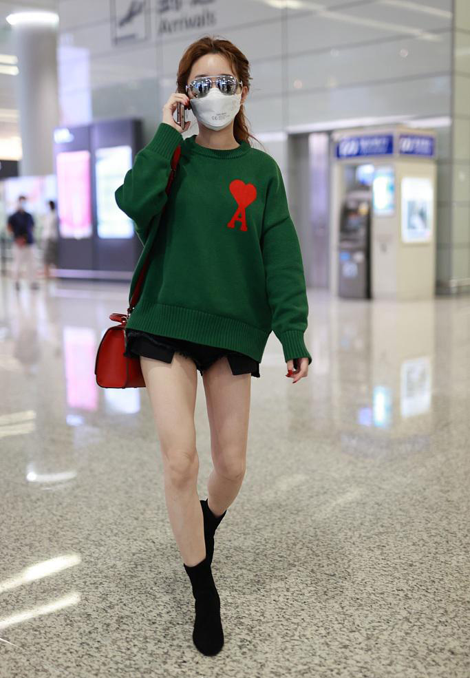 点击大图看下一张：金莎绿色卫衣修长美腿少女感十足机场照图片