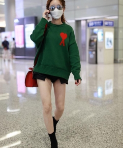 金莎绿色卫衣修长美腿少女感十足机场照图片