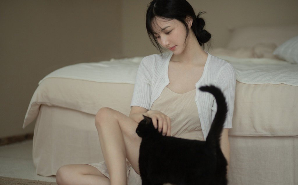 点击大图看下一张：陈米麒居家吊带裙性感图片写真