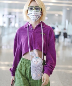 乃万紫色露脐T绿条纹裤潮流炫酷机场照图片
