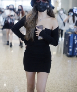 安崎黑裙性感时髦机场照图片