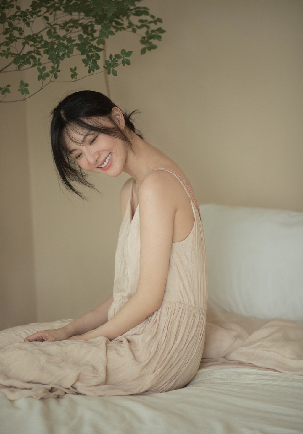 点击大图看下一张：陈米麒居家吊带裙性感图片写真