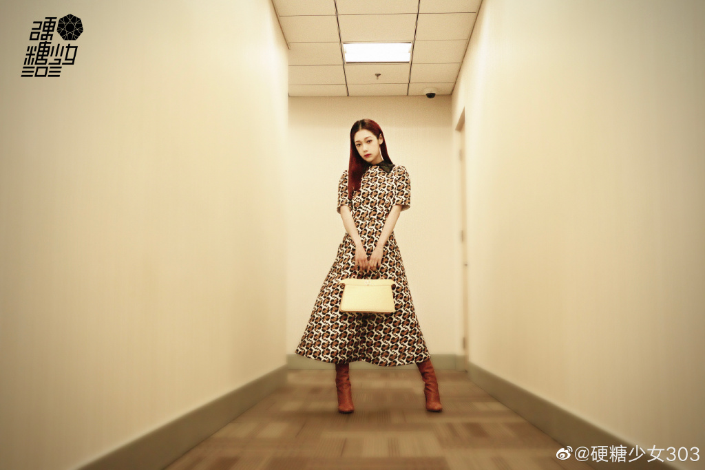 点击大图看下一张：希林娜依·高印花长裙时尚活动图片