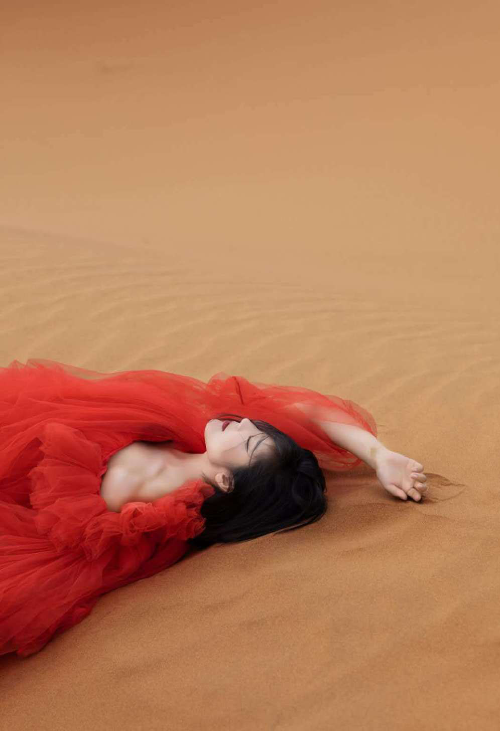 点击大图看下一张：赵奕欢红纱裙性感沙漠写真图片