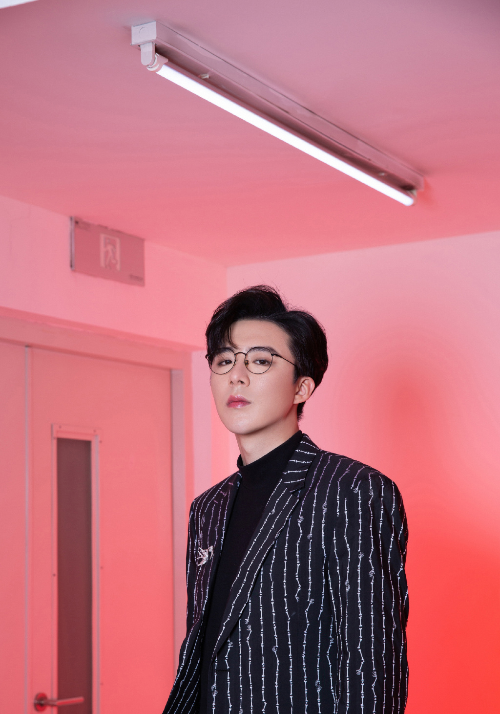 点击大图看下一张：刘宇宁条纹西服帅气写真图片