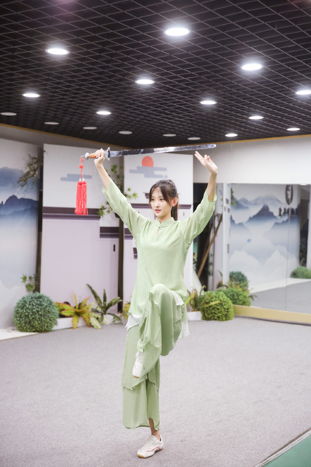 点击大图看下一张:代文雯侠女造型性感图片