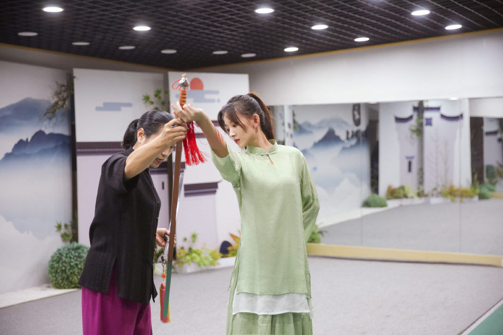 点击大图看下一张:代文雯侠女造型性感图片