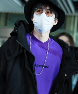 刘宇宁紫色卫衣时尚机场照图片