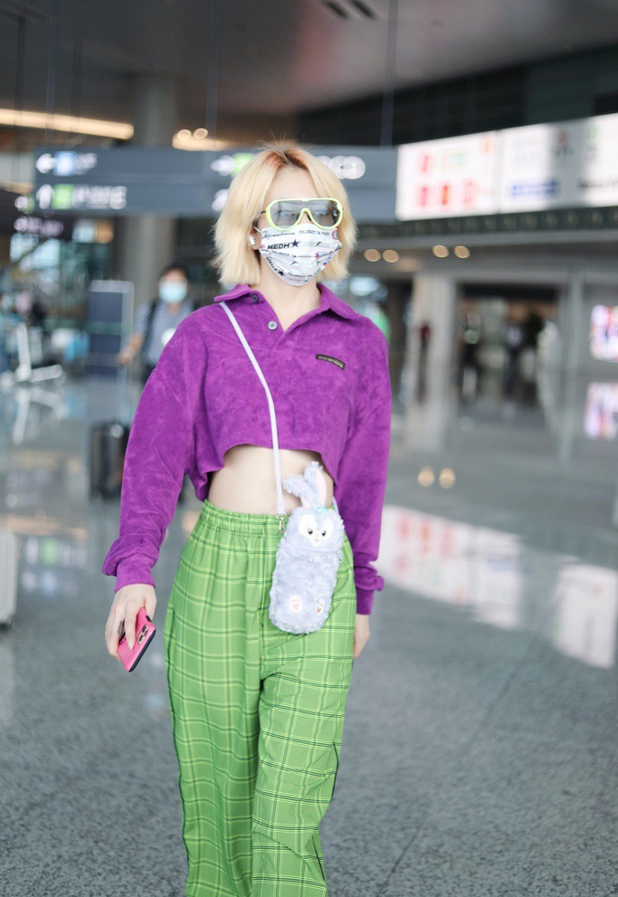 点击大图看下一张：乃万紫色露脐T绿条纹裤潮流炫酷机场照图片