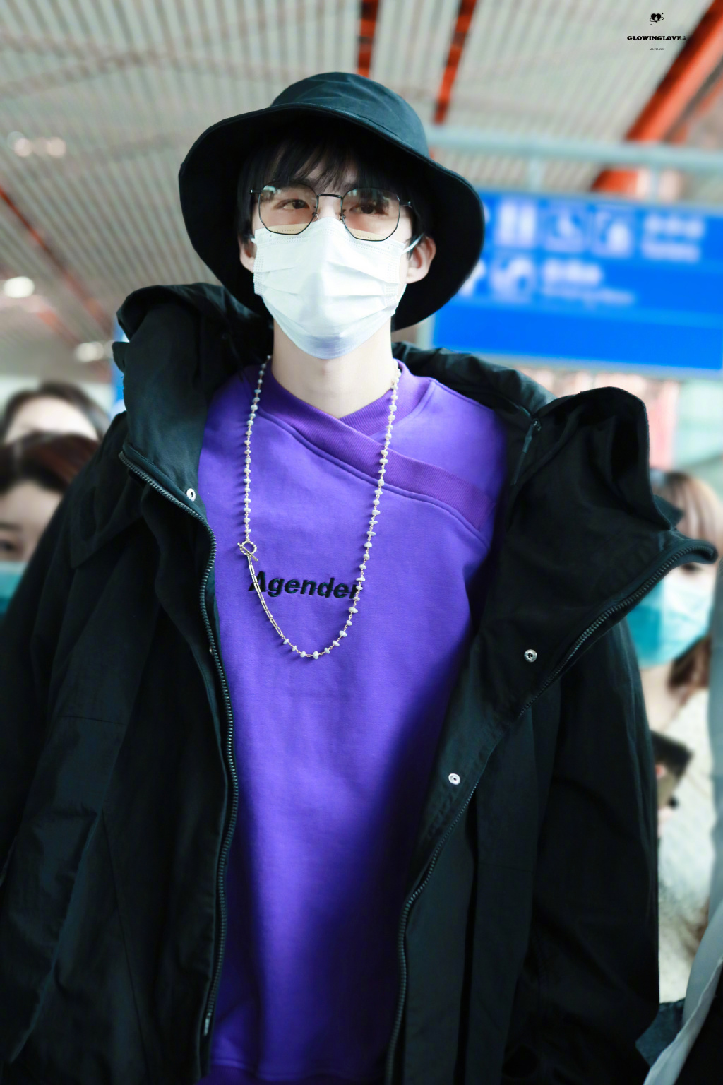 点击大图看下一张：刘宇宁紫色卫衣时尚机场照图片