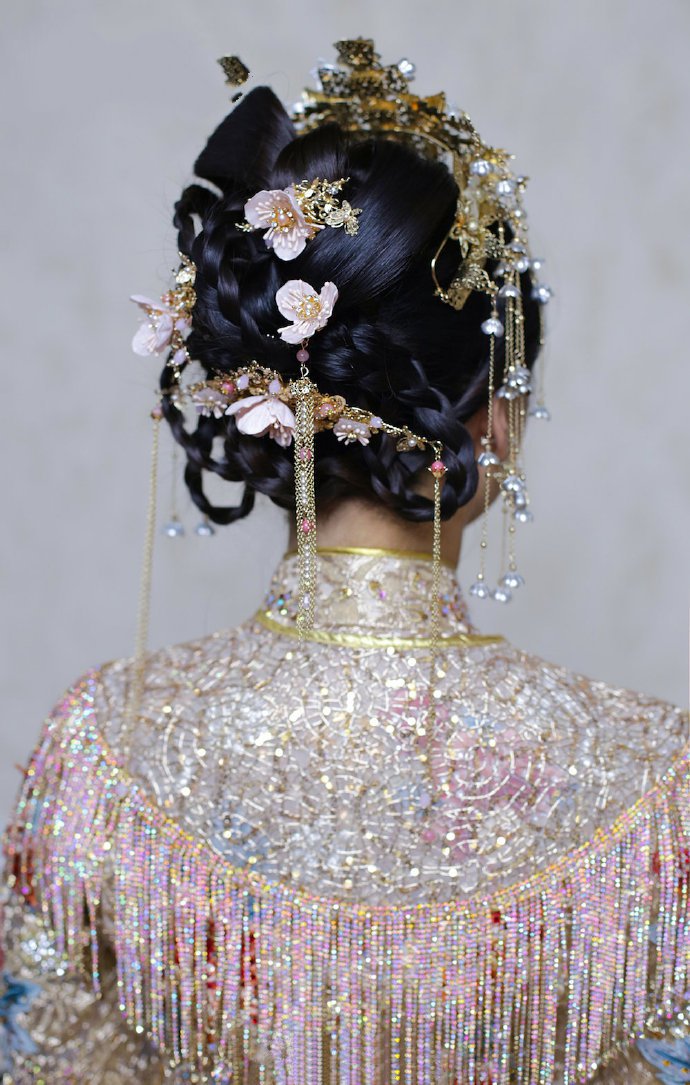 点击大图看下一张：一组时髦大气的中式新娘发型图片