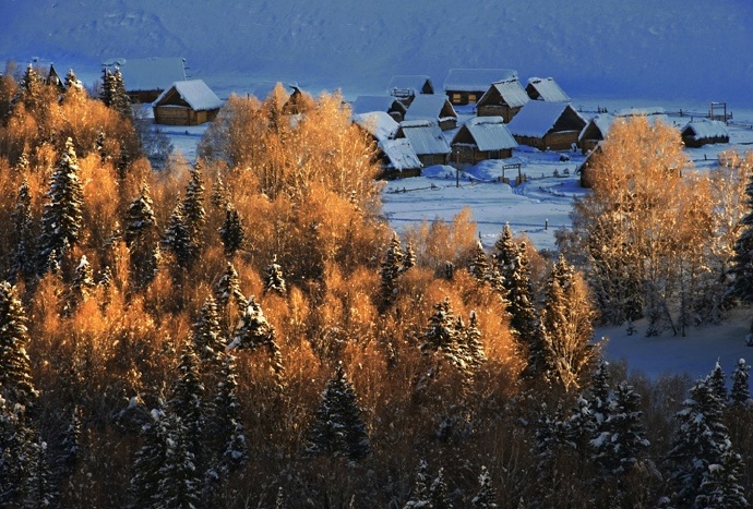 点击大图看下一张：禾木冬景，静谧而温馨的雪乡