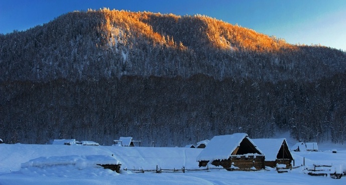 点击大图看下一张：禾木冬景，静谧而温馨的雪乡