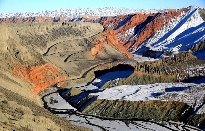 点击大图看下一张：新疆天山北坡的安集海大峡谷，色彩丰富