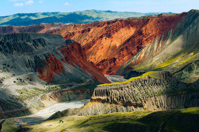 点击大图看下一张：新疆天山北坡的安集海大峡谷，色彩丰富