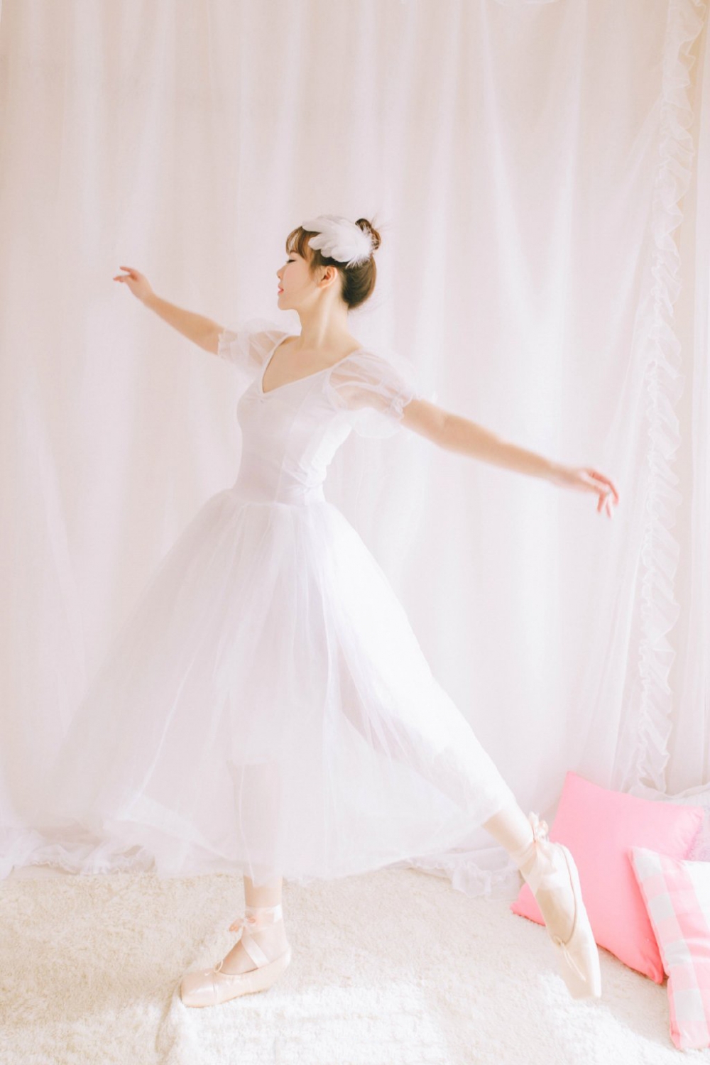 点击大图看下一张：芭蕾舞美女白裙性感清新写真图片