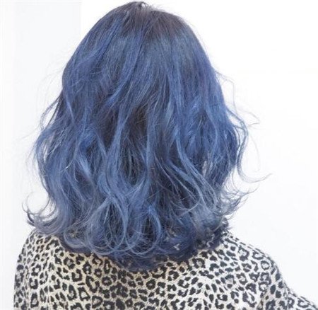 点击大图看下一张：一组梦幻浪漫的女生蓝色染发图片