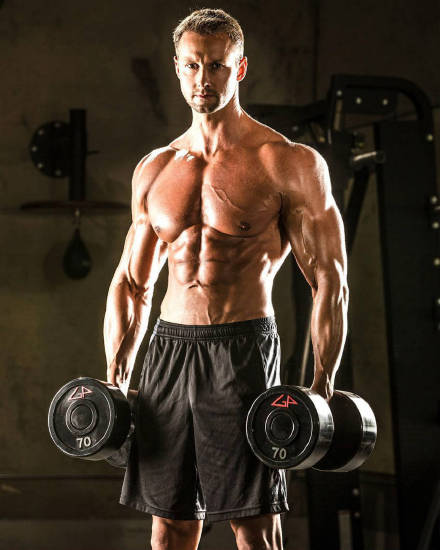 点击大图看下一张：强硬健壮的肌肉男图片
