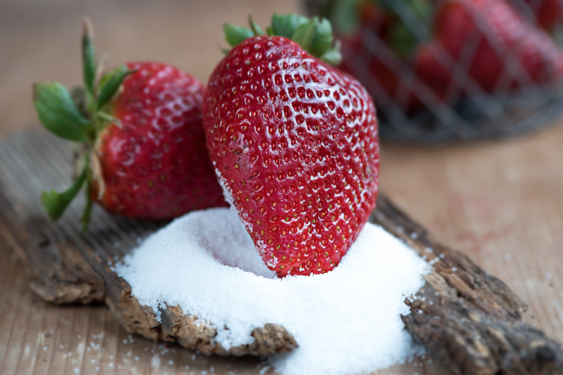 点击大图看下一张：白糖上的红草莓图片