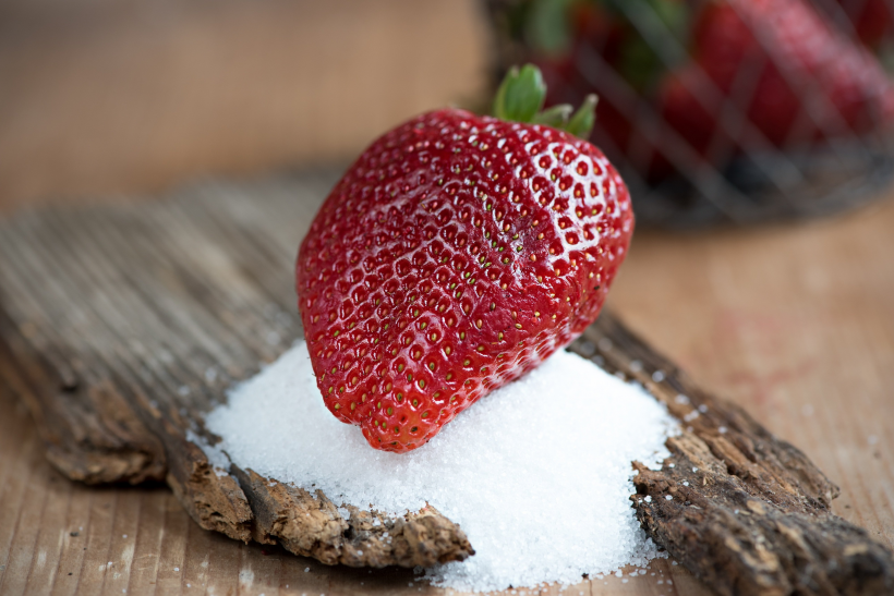 点击大图看下一张：白糖上的红草莓图片