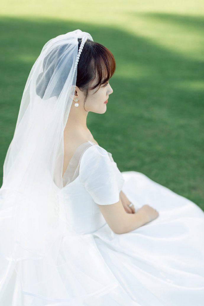 点击大图看下一张：甜甜的新娘白纱造型吧图片