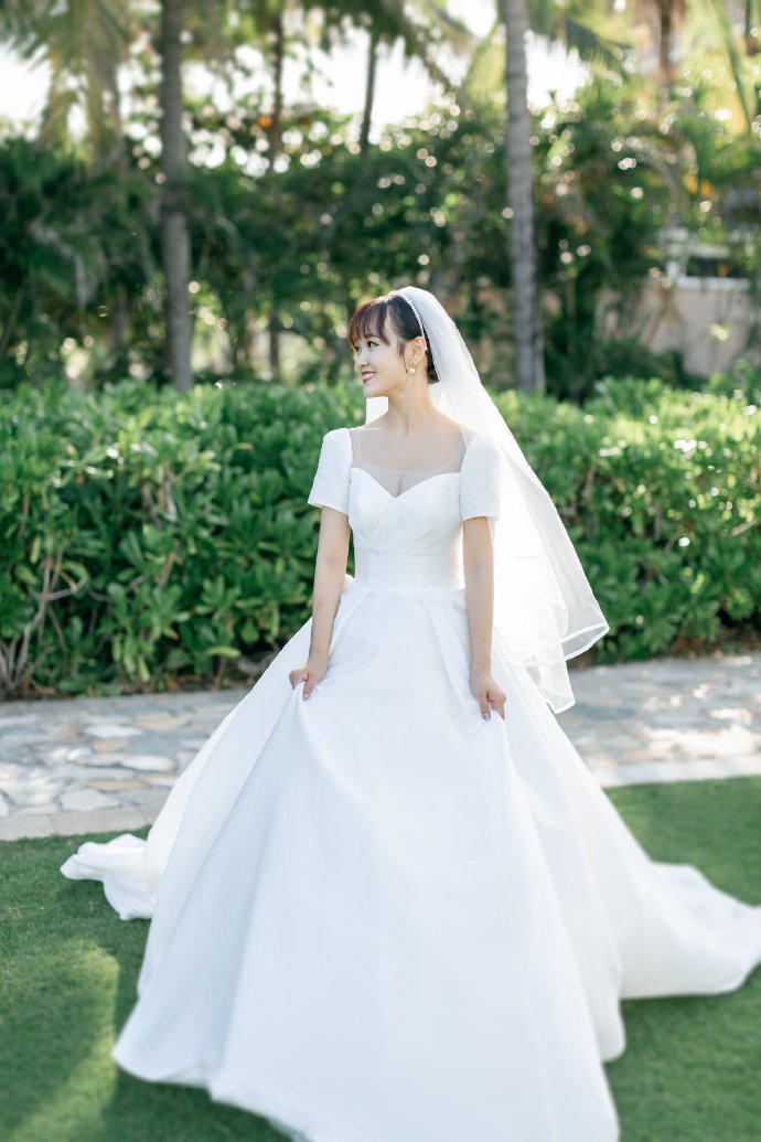 点击大图看下一张：甜甜的新娘白纱造型吧图片