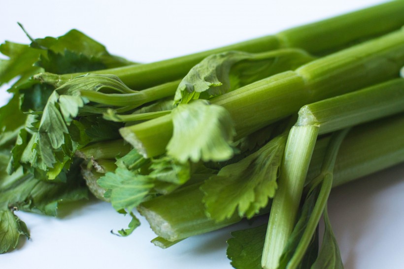 点击大图看下一张：新鲜绿色的芹菜图片