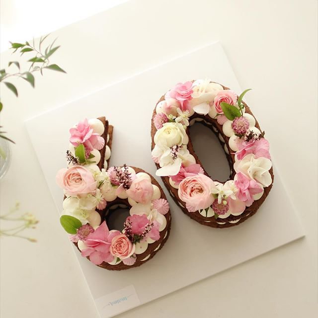 点击大图看下一张：又仙又美的鲜花数字蛋糕