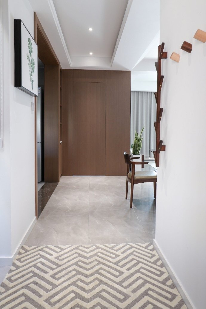 点击大图看下一张：100平米三居室现代简约风格设计
