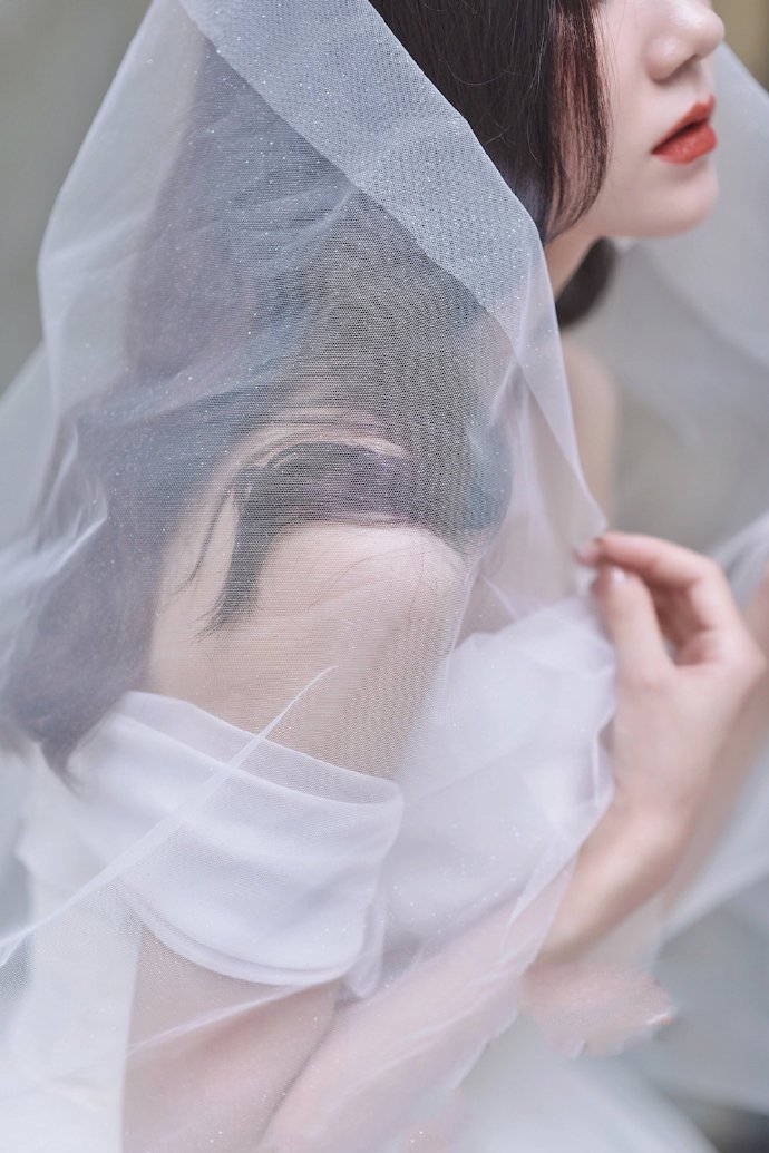 点击大图看下一张：经典简单的新娘发型图片