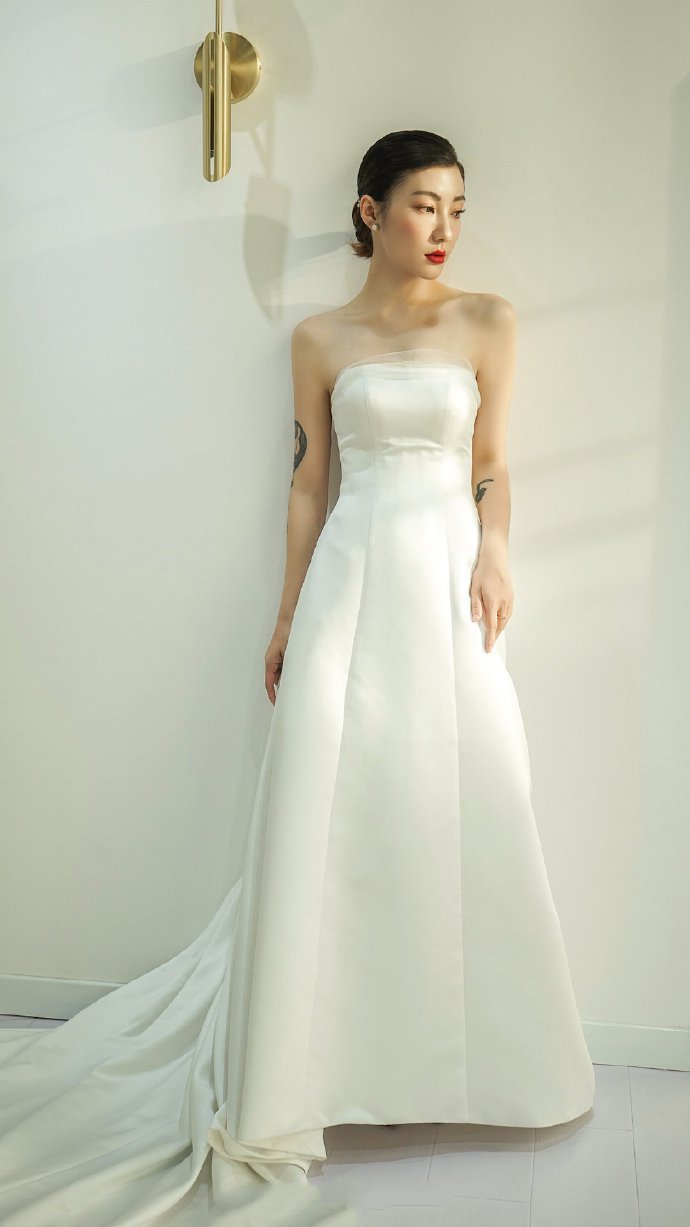 点击大图看下一张：美没有定义和标准，时尚的婚纱新娘造型