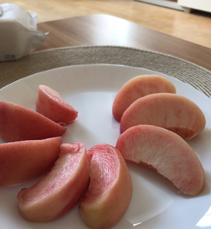 点击大图看下一张：一组香甜好吃的桃子图片