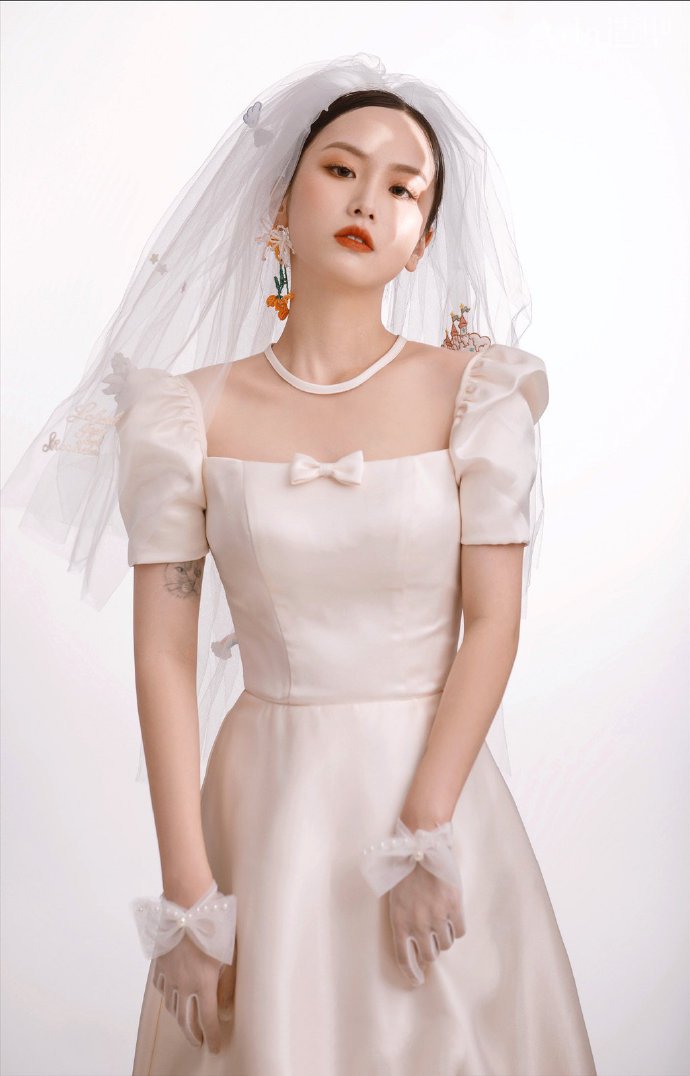 点击大图看下一张：一组甜酷风格的新娘造型图片