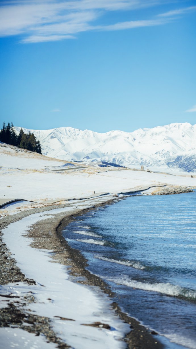 点击大图看下一张：寒冬，新疆赛里木湖