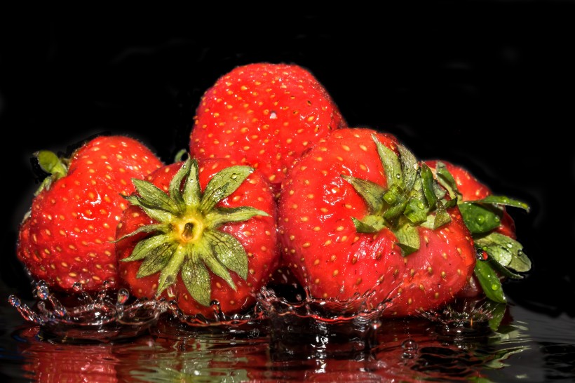 点击大图看下一张：营养丰富的草莓图片
