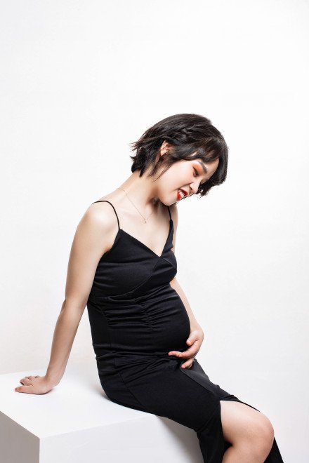 点击大图看下一张：一组简简单单的孕妇照摄影图片