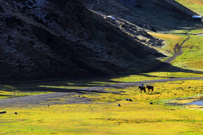 点击大图看下一张：乌鲁木齐天山大峡谷，这里藏着最美的田园牧歌